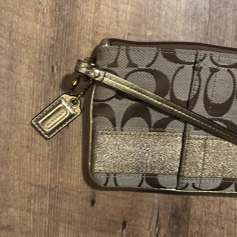 Coach wristlet authentic - Picture 2 of 4